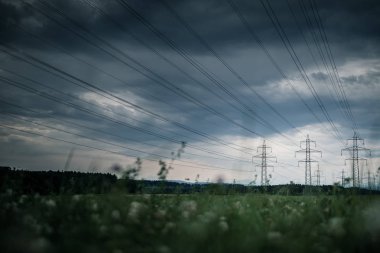 Yüksek voltajlı elektrik hatları. Elektrik Dağıtım istasyonu