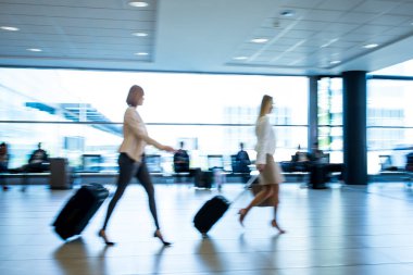 Modern Havaalanı koridordan acele insanlar