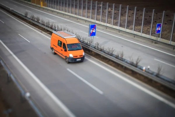 Autostrada - ruch niewyraźne samochody na autostradzie — Zdjęcie stockowe