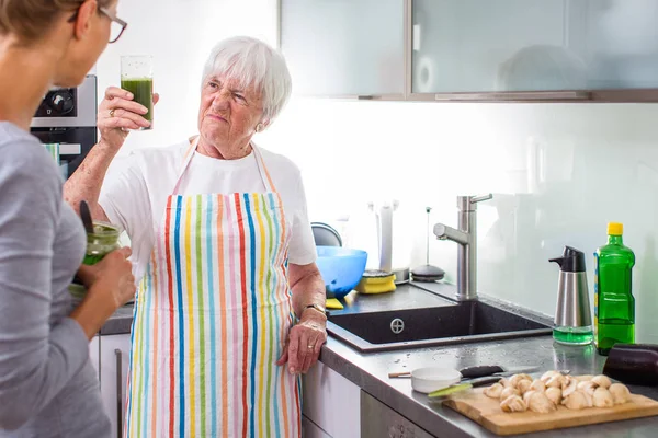 Mujer mayor / abuela cocinando en una cocina moderna — Foto de Stock