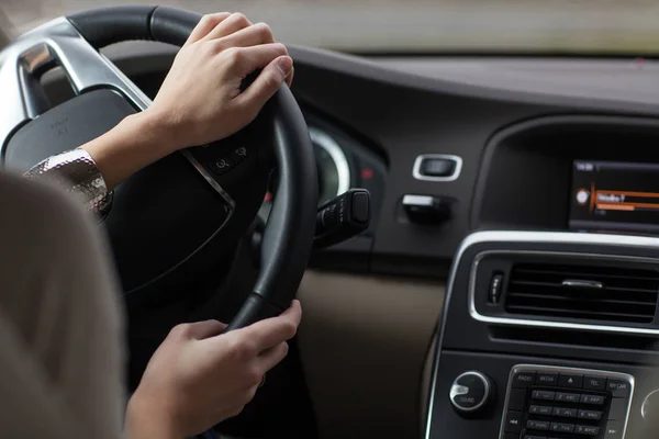 Jeune femme conduisant une voiture moderne — Photo