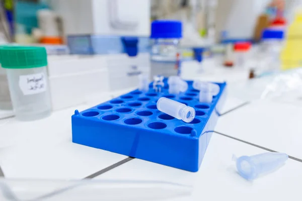 Химическая лаборатория (мелкий DOF; цветное тонированное изображение ) — стоковое фото