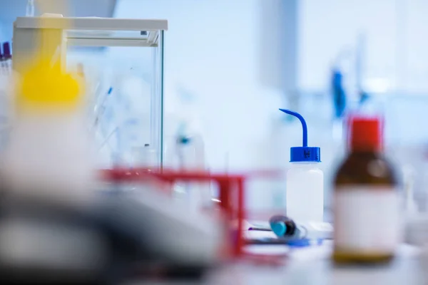 Laboratório de química (DOF rasa; imagem tonificada a cores ) — Fotografia de Stock