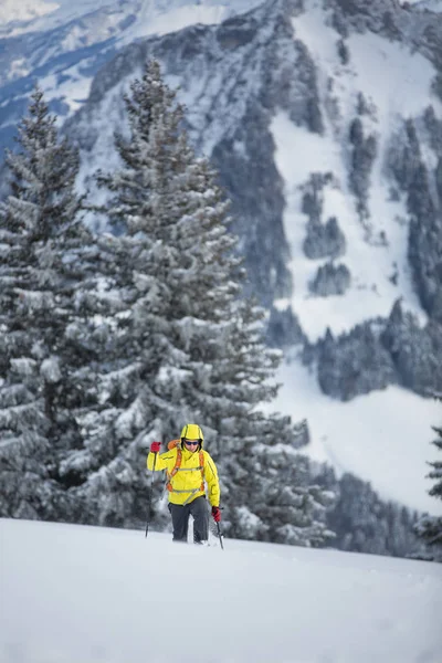 Νεαρός άνδρας snowshoeing στα ψηλά βουνά — Φωτογραφία Αρχείου