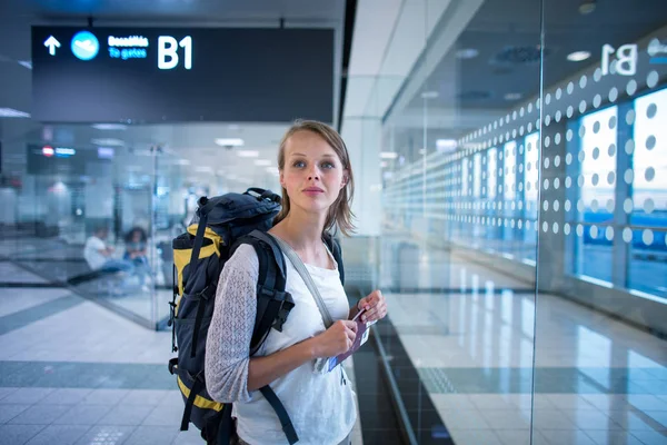 Jovem passageira no aeroporto, esperando seu atraso f — Fotografia de Stock