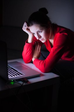 Gece geç saatlerde onu laptop çalışma - mi yanan genç kadın