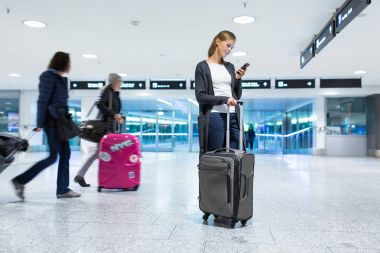 Genç kadın yolcu havaalanında