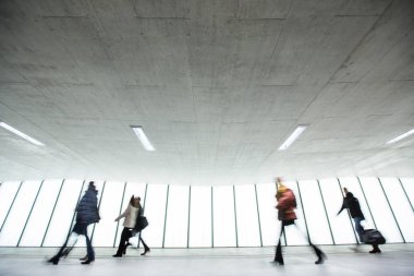 Havaalanı rush: bir koridordan yürürken onların valiz grubu