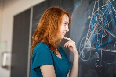 Tahtaya yazma oldukça genç üniversite öğrencisi portresi