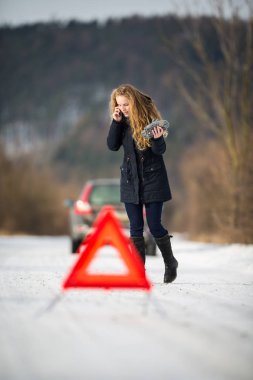 Bir uyarı üçgen yukarı ayarlama ve çağrı genç kadın