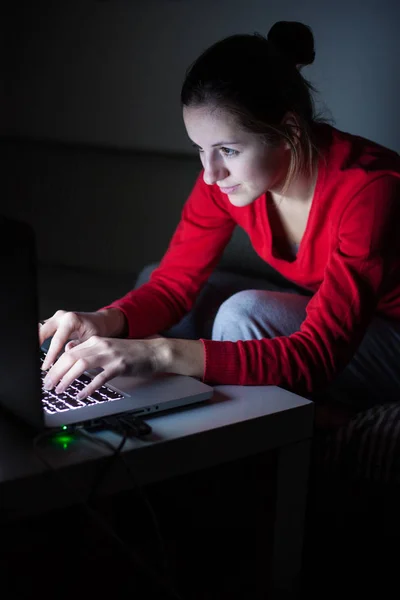 Jonge vrouw op haar laptop werken laat in de avond - branden van de mi — Stockfoto