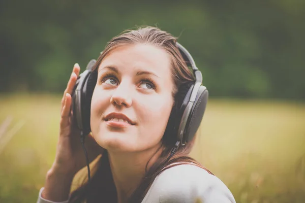 Retrato de una hermosa joven escuchando música en su mp3 p —  Fotos de Stock