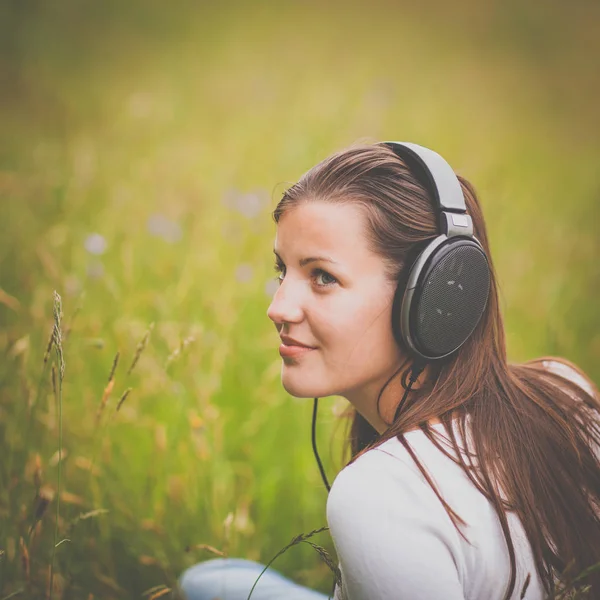 Portrait d'une jolie jeune femme écoutant de la musique sur son mp3 p — Photo