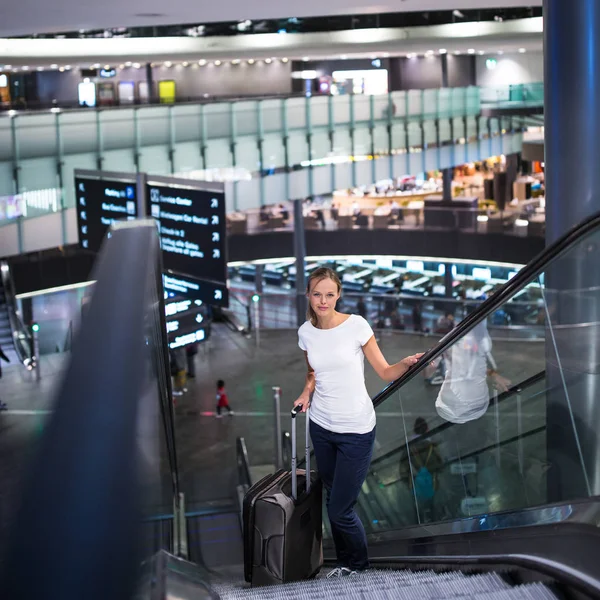 Jonge vrouwelijke passagier op de luchthaven, — Stockfoto