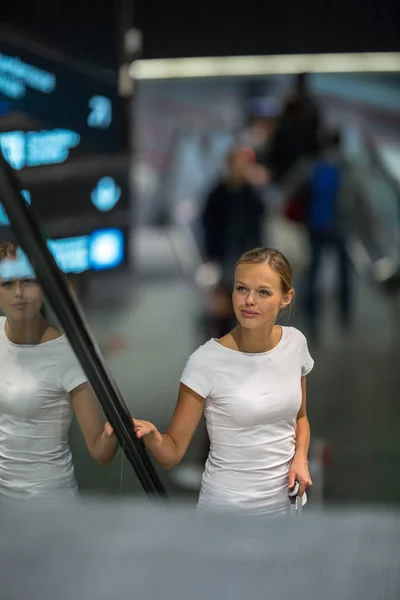 Genç kadın yolcu havaalanında — Stok fotoğraf