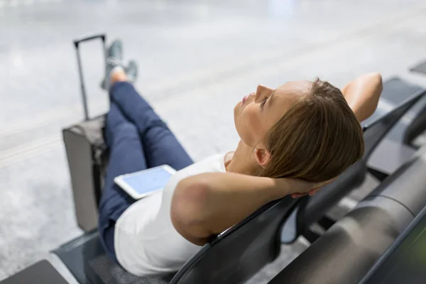 Jeune passagère à l'aéroport, utilisant sa tablette — Photo