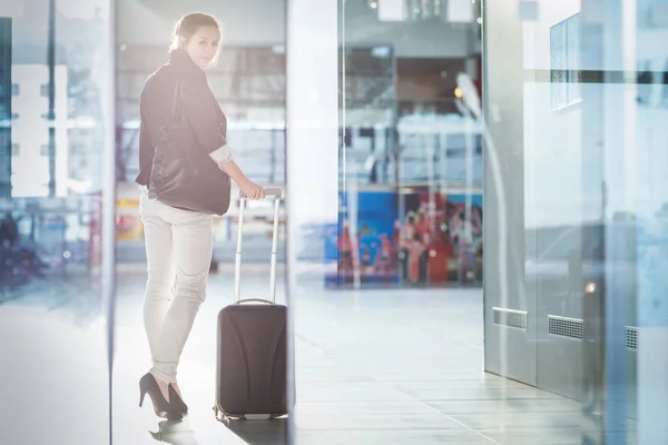 Junge Passagierin am Flughafen mit ihrem Tablet-Computer — Stockfoto
