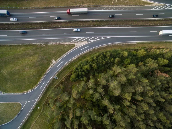 Vista aérea de uma estrada em meio a campos com carros nele — Fotografia de Stock