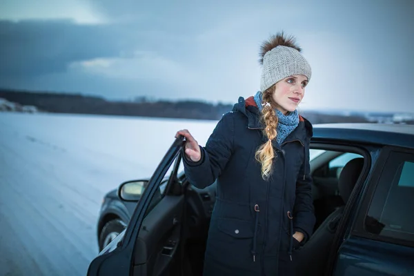 Vrouw autorijden - vrouwelijke bestuurder op een wiel van een moderne auto, — Stockfoto