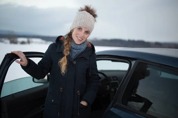 Mulher dirigindo um carro - motorista feminino em uma roda de um carro moderno , — Fotografia de Stock