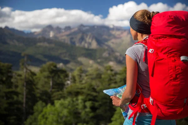 Досить, жіночий пішохід у високих горах — стокове фото