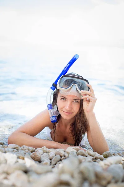 Vacker, ung kvinna på en strand under sin sommarsemester — Stockfoto