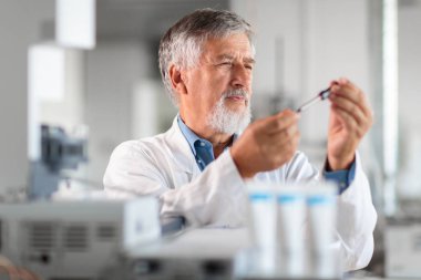 Üst düzey kimya Profesör/doktor bir laboratuvarda