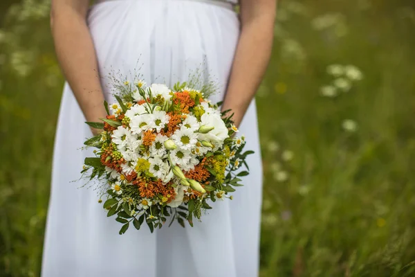 美丽的新娘与花束. — 图库照片