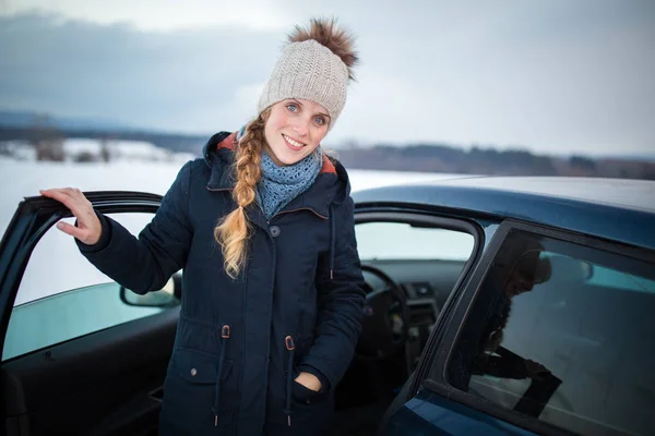 Mulher dirigindo um carro - motorista feminino em uma roda de um carro moderno , — Fotografia de Stock