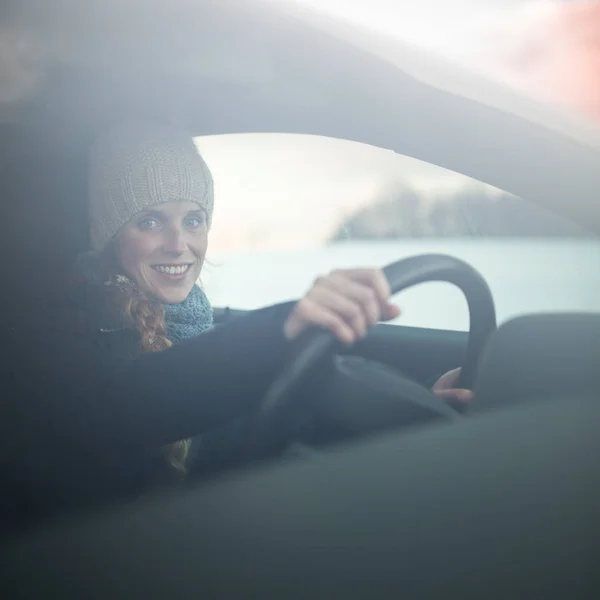 Vrouw autorijden - vrouwelijke bestuurder op een wiel van een moderne auto, — Stockfoto