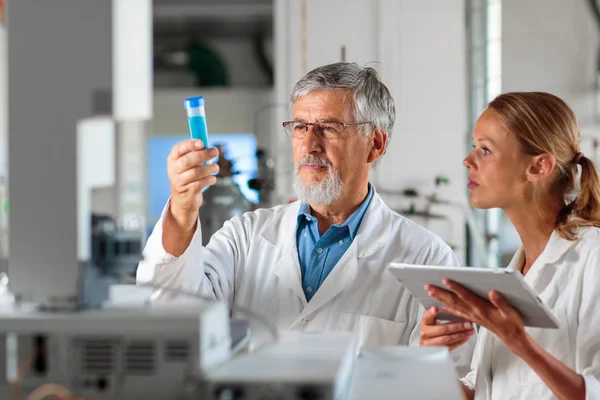 Profesor / médico senior de química en un laboratorio (imagen tonificada en color ) — Foto de Stock