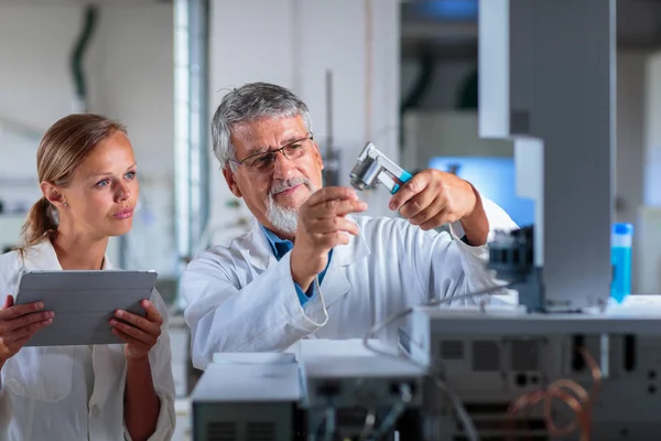Senior chemie professor en vrouwelijke student in een lab — Stockfoto
