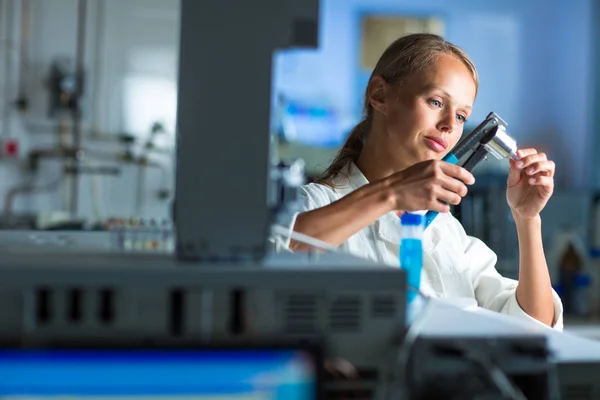 Portrait d'une chercheuse faisant de la recherche dans un laboratoire — Photo