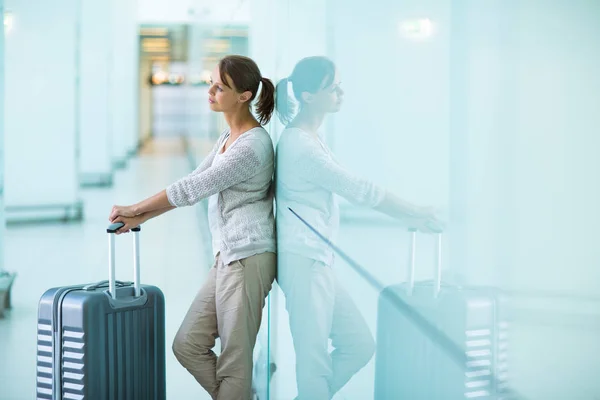 Jonge vrouwelijke passagier op de luchthaven — Stockfoto