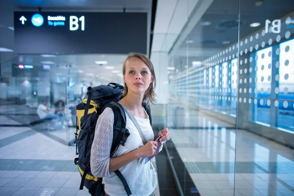 Fiatal női utas a repülőtéren, az ő késésben levő járatra várakozó — Stock Fotó