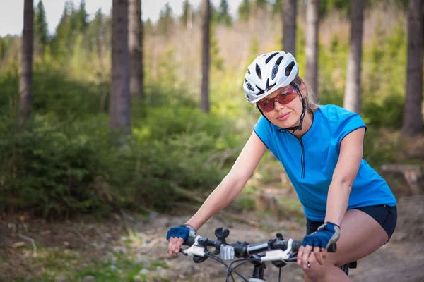 Pěkná, mladá žena motorkář venku na horském kole — Stock fotografie