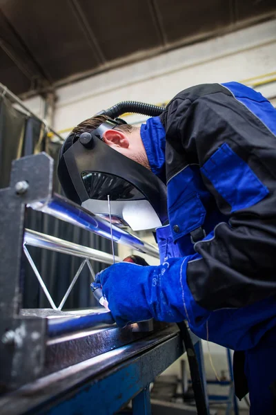 Kaynakçı Kaynak metal koruyucu maske ve sparks ile çalışma — Stok fotoğraf