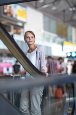 Genç kadın yolcu havaalanında, yaklaşık check-in için