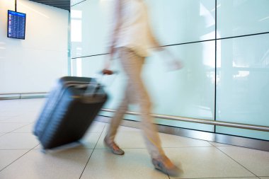 Onu uçuş için bekleyen genç kadın yolcu havaalanında,