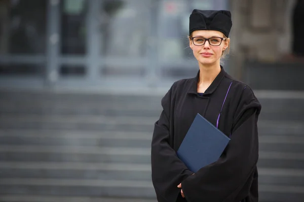 Hübsche, junge Frau feiert freudig ihren Abschluss — Stockfoto