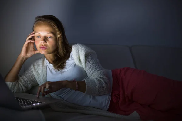 Mycket trött ung kvinna, brännaren den midnigh oljan — Stockfoto