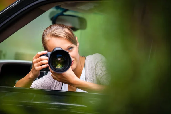 Vrouwelijke fotograaf/paparazzi fotograferen — Stockfoto