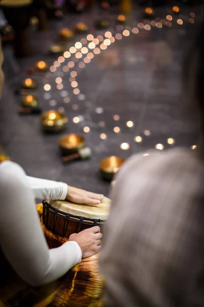 Groep mensen spelen op drums - therapie door muziek — Stockfoto