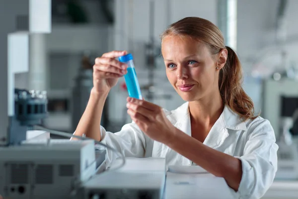 Portrait d'une chercheuse faisant de la recherche dans un laboratoire — Photo