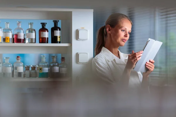 Portrait of a female researcher doing research in a biochemistry — Stock Photo, Image