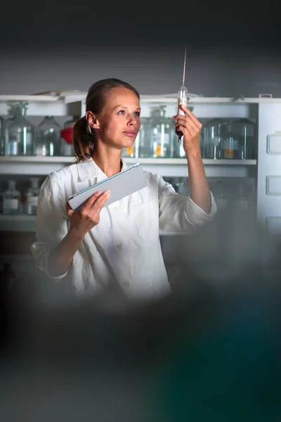 Portrait d'une chercheuse effectuant des recherches dans un laboratoire de chimie — Photo