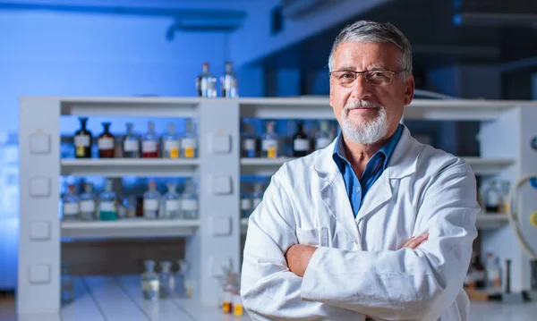 Chemii starszy profesor/lekarz w laboratorium — Zdjęcie stockowe