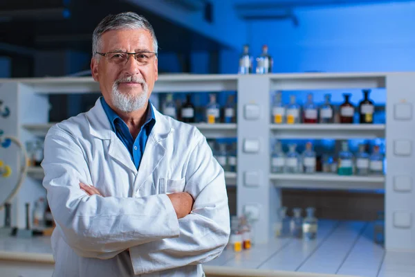 Senior chemie professor/arts in een lab — Stockfoto