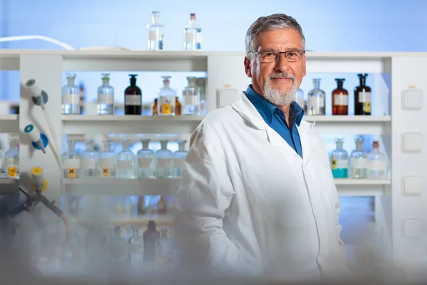 Professor de química sênior / médico em um laboratório — Fotografia de Stock