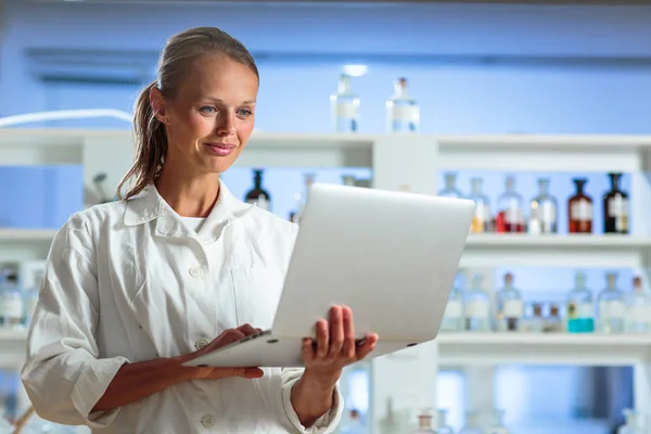 Portret kobiety naukowca robi badania w laboratorium chemiczne — Zdjęcie stockowe